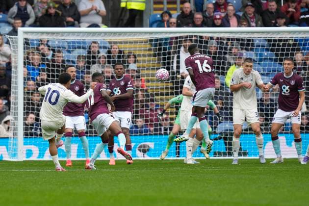 Burnley v Nottingham Forest, Burnley, UK - 20 Sep 2025 Morgan Gibbs-White of Nottingham Forest shoots at the Burnley goal during the Premier League match between Burnley and Nottingham Forest at Turf Moor, Burnley on 20 September 2025 ( Burnley Turf Moor Burnley England Copyright: xStevexFlynn PPAUKx PPA-215792
