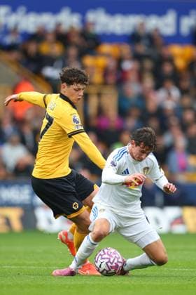 Wolverhampton Wanderers v Leeds United - Premier League Ladislav Krejci of Wolverhampton Wanderers and Brenden Aaronson of Leeds United challenge during the Premier League match between Wolverhampton Wanderers and Leeds United at Molineux on September 20, 2025 in Wolverhampton, England. Wolverhampton Molineux England United Kingdom Copyright: xEdxSykes Sportsphoto APLx 14135369
