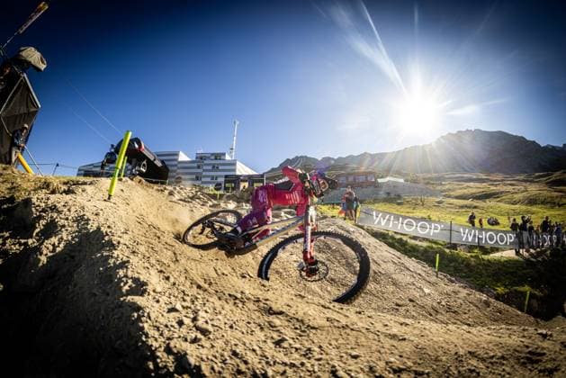 Whoop UCI Mountainbikeworldcup Downhill Lenzerheide BAUMANN Lisa COMMENCAL SCHWALBE BY LES ORRESat Whoop UCI Mountainbikeworldcup Downhill Lenzerheide, 20.09.2025,in Lenzerheide,SUI Foto: Sebastian Sternemann