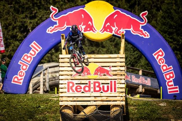 Whoop UCI Mountainbikeworldcup Downhill Lenzerheide VERGIER Loris COMMENCAL MUC-OFF BY RIDING ADDICTIONat Whoop UCI Mountainbikeworldcup Downhill Lenzerheide, 20.09.2025,in Lenzerheide,SUI Foto: Sebastian Sternemann