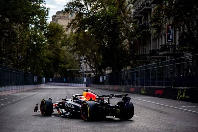 F1 - AZERBAIJAN GRAND PRIX 2025 01 VERSTAPPEN Max (nld), Red Bull Racing RB21, action during the 2025 Formula 1 Qatar Airways Azerbaijan Grand Prix, 17th round of the 2025 FIA Formula One World Championship, WM, Weltmeisterschaft from September 19 to 21, 2025 on the Baku City Circuit, in Baku, Azerbaijan - BakuAzerbaijan  Copyright: xALBERTOxVIMERCATIx