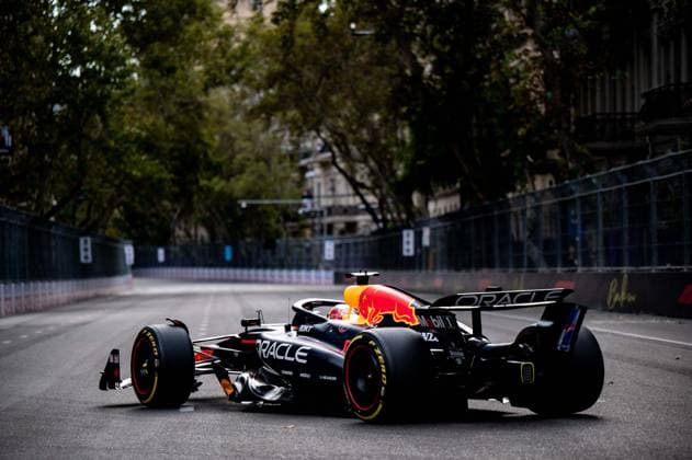 F1 - AZERBAIJAN GRAND PRIX 2025 01 VERSTAPPEN Max (nld), Red Bull Racing RB21, action during the 2025 Formula 1 Qatar Airways Azerbaijan Grand Prix, 17th round of the 2025 FIA Formula One World Championship, WM, Weltmeisterschaft from September 19 to 21, 2025 on the Baku City Circuit, in Baku, Azerbaijan - BakuAzerbaijan  Copyright: xALBERTOxVIMERCATIx
