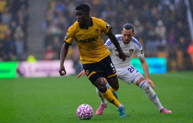 Wolverhampton Wanderers v Leeds United, Wolverhampton, UK - 20 Sep 2025 Marshall Munetsi of Wolverhampton Wanderers battles for the ball with Jack Harrison of Leeds United during the Premier League Match between Wolverhampton Wanderers and Leeds United at Molineux, Wolverhampton, on 20 September 2025. Wolverhampton Molineux Warwickshire England Copyright: xTomxSandberg PPAUKx PPA-215956
