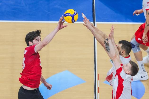 (250920) -- PASAY CITY, Sept. 20, 2025 -- Fynnian Lionel McCarthy (L) of Canada competes during the round of 16 match between Poland and Canada at the FIVB Men s World Championship, WM, Weltmeisterschaft 2025 in Pasay City, the Philippines, on Sept. 20, 2025. ) (SP)THE PHILIPPINES-PASAY CITY-FIVB MEN S WORLD CHAMPIONSHIP 2025-POLAND VS CANADA RouellexUmali 