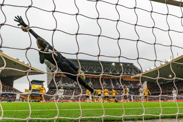 20th September 2025; Molineux Stadium, Wolverhampton, West Midlands, England; Premier League Football, Wolverhampton Wanderers versus Leeds United; Anton Stach of Leeds United scores past Jose Sa of Wolverhampton Wanderers in the 39th minute for 1-2  GodfreyxPitt
