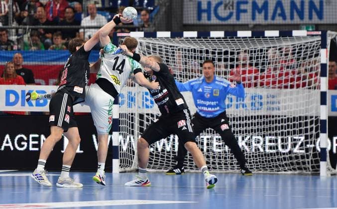 20.09.2025 - Handball - 1. Bundesliga DAIKIN HBL - Saison 2024 2025 - 5. Spieltag: HC Erlangen Metropolregion Nürnberg HCE - SC Magdeburg - OGo - xogox - Florian Scheerer (10, HC Erlangen HCE ) Omar Ingi Magnusson (14, SC Magdeburg ) Sander Andreassen Overjordet ( 8, HC Erlangen HCE )