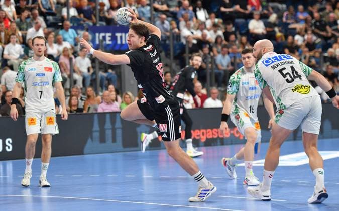 20.09.2025 - Handball - 1. Bundesliga DAIKIN HBL - Saison 2024 2025 - 5. Spieltag: HC Erlangen Metropolregion Nürnberg HCE - SC Magdeburg - OGo - xogox - Felix Claar (7, SC Magdeburg ) Florian Scheerer (10, HC Erlangen HCE )