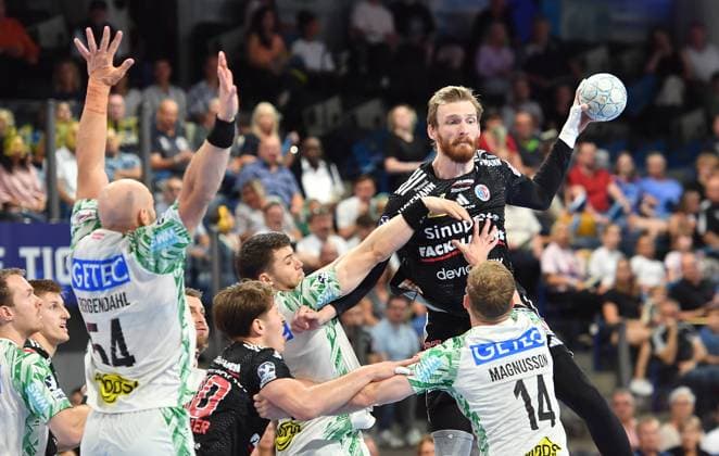 20.09.2025 - Handball - 1. Bundesliga DAIKIN HBL - Saison 2024 2025 - 5. Spieltag: HC Erlangen Metropolregion Nürnberg HCE - SC Magdeburg - OGo - xogox - Omar Ingi Magnusson (14, SC Magdeburg ) Antonio Metzner (27, HC Erlangen HCE )
