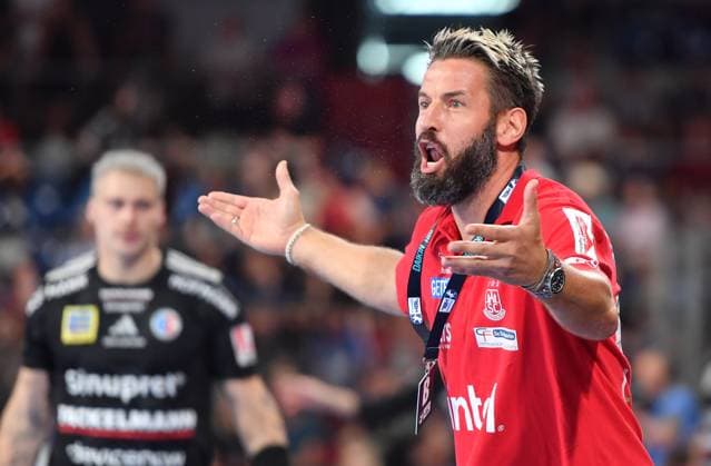 20.09.2025 - Handball - 1. Bundesliga DAIKIN HBL - Saison 2024 2025 - 5. Spieltag: HC Erlangen Metropolregion Nürnberg HCE - SC Magdeburg - OGo - xogox - Bennet Wiegert (Trainer, SC Magdeburg )