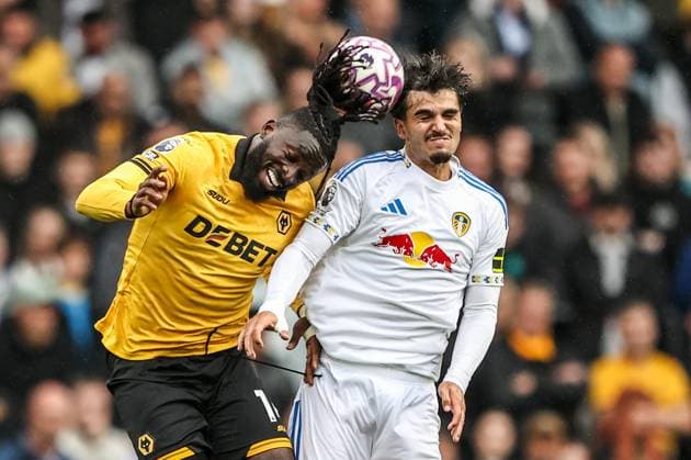 Premier League Wolverhampton Wanderers v Leeds United Tolu Arokodare of Wolverhampton Wanderers and Pascal Struijk of Leeds United battle for the high ball during the Premier League match Wolverhampton Wanderers vs Leeds United at Molineux, Wolverhampton, United Kingdom, 20th September 2025 (Photo by Alfie Cosgrove News Images) Wolverhampton Molineux West Midlands United Kingdom Copyright: xAlfiexCosgrove NewsxImagesx