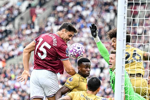 West Ham United v Crystal Palace - Premier League Goalkeeper Dean Henderson of Crystal Palace saves a close-range shot from Konstantinos Mavropanos of West Ham during the Premier League match between West Ham United and Crystal Palace at the London Stadium in Stratford, England, on September 20, 2025. Stratford Greater London United Kingdom  Copyright: xMIxNewsx originalFilename:fletcher-westhamu250920_npaTt.jpg