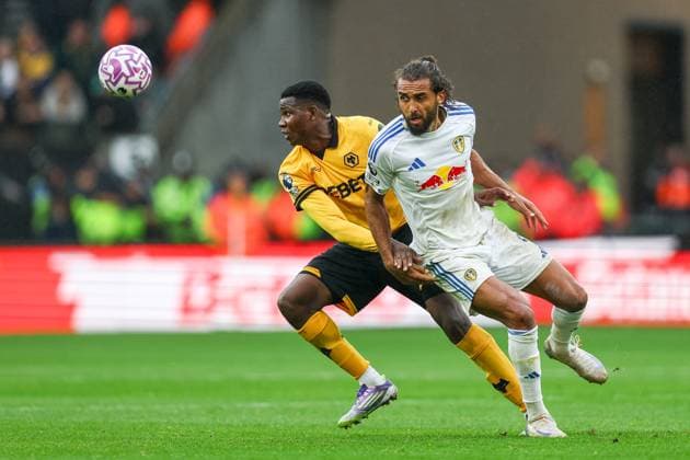 Wolverhampton Wanderers v Leeds United - Premier League Yerson Mosquera of Wolverhampton Wanderers and Dominic Calvert-Lewin of Leeds United battle for the ball during the Premier League match between Wolverhampton Wanderers and Leeds United at Molineux in Wolverhampton, England, on September 20, 2025. Wolverhampton West Midlands United Kingdom  Copyright: xMIxNewsx originalFilename:fletcher-wolverha250920_np5Fn.jpg