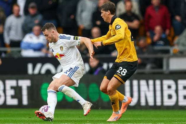 Wolverhampton Wanderers v Leeds United - Premier League Gabriel Gudmundsson of Leeds United holds off Fer Lopez of Wolverhampton Wanderers during the Premier League match between Wolverhampton Wanderers and Leeds United at Molineux in Wolverhampton, England, on September 20, 2025. Wolverhampton West Midlands United Kingdom  Copyright: xMIxNewsx originalFilename:fletcher-wolverha250920_np5N2.jpg