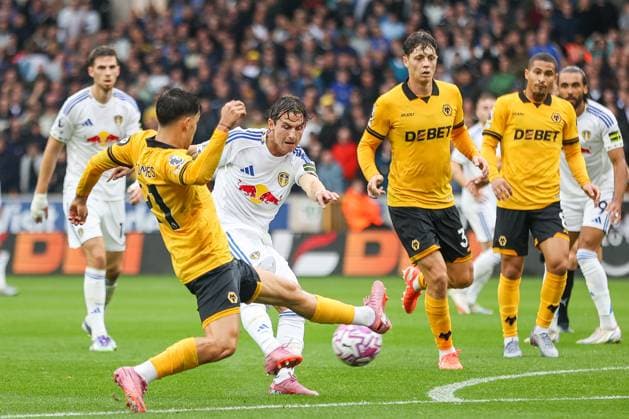 Wolverhampton Wanderers v Leeds United - Premier League Leeds United s Brenden Aaronson attempts a shot as Wolverhampton Wanderers Rodrigo Gomes attempts to intercept during the Premier League match between Wolverhampton Wanderers and Leeds United at Molineux in Wolverhampton, England, on September 20, 2025. Wolverhampton West Midlands United Kingdom  Copyright: xMIxNewsx originalFilename:fletcher-wolverha250920_npp5l.jpg