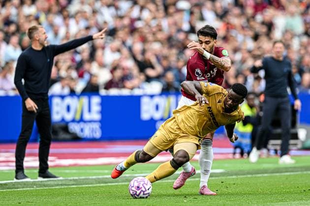 West Ham United v Crystal Palace - Premier League Lucas Paqueta (10 West Ham) challenges Marc Guehi (6 Crystal Palace) during the Premier League match between West Ham United and Crystal Palace at the London Stadium in Stratford, England, on September 20, 2025. Stratford Greater London United Kingdom  Copyright: xMIxNewsx originalFilename:fletcher-westhamu250920_npqkJ.jpg