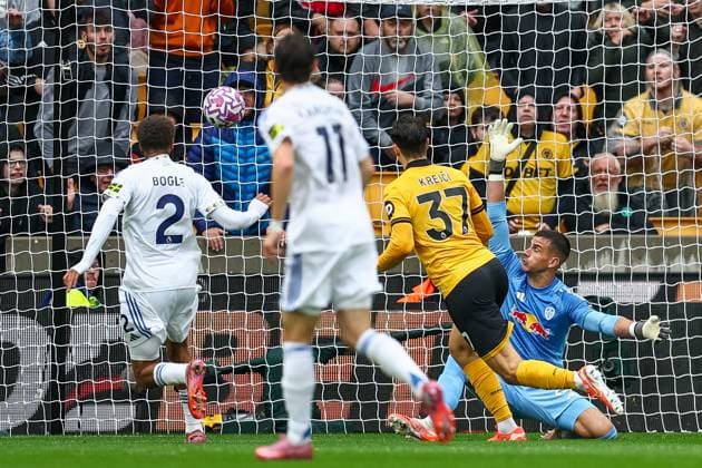 Wolverhampton Wanderers v Leeds United - Premier League Ladislav Krejci of Wolverhampton Wanderers beats Karl Darlow of Leeds United to make it 1-0 during the Premier League match between Wolverhampton Wanderers and Leeds United at Molineux in Wolverhampton, England, on September 20, 2025. Wolverhampton West Midlands United Kingdom  Copyright: xMIxNewsx originalFilename:fletcher-wolverha250920_npvYB.jpg