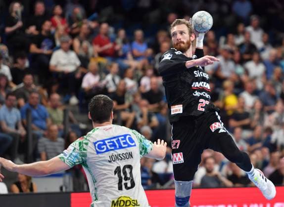 20.09.2025 - Handball - 1. Bundesliga DAIKIN HBL - Saison 2024 2025 - 5. Spieltag: HC Erlangen Metropolregion Nürnberg HCE - SC Magdeburg - OGo - xogox - Elvar Örn Jonsson (19, SC Magdeburg ) Antonio Metzner (27, HC Erlangen HCE )