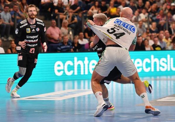 20.09.2025 - Handball - 1. Bundesliga DAIKIN HBL - Saison 2024 2025 - 5. Spieltag: HC Erlangen Metropolregion Nürnberg HCE - SC Magdeburg - OGo - xogox - Marek Nissen (6, HC Erlangen HCE ) Oscar Bergendahl (54, SC Magdeburg )