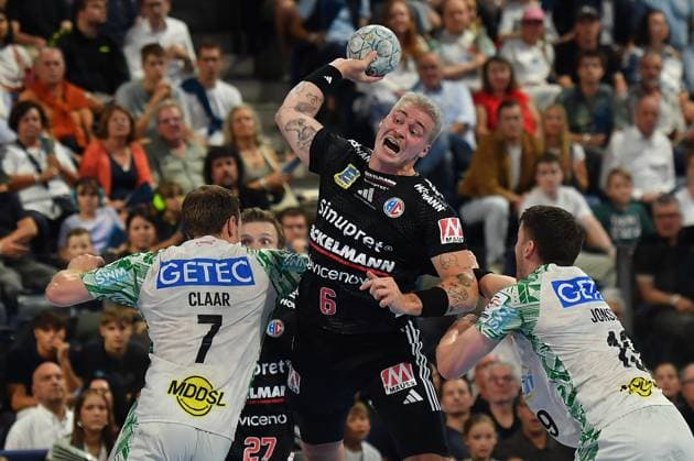 20.09.2025 - Handball - 1. Bundesliga DAIKIN HBL - Saison 2024 2025 - 5. Spieltag: HC Erlangen Metropolregion Nürnberg HCE - SC Magdeburg - OGo - xogox - Felix Claar (7, SC Magdeburg ) Marek Nissen (6, HC Erlangen HCE ) Elvar Örn Jonsson (19, SC Magdeburg )