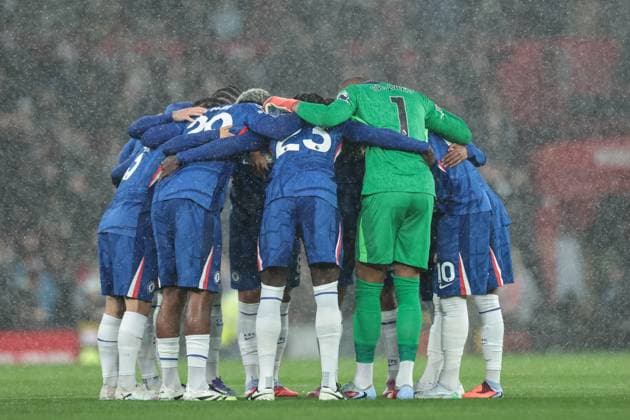Premier League Manchester United, ManU v Chelsea Chelsea group huddle during the Premier League match Manchester United vs Chelsea at Old Trafford, Manchester, United Kingdom, 20th September 2025 (Photo by Mark Cosgrove News Images) Manchester Old Trafford Greater Manchester United Kingdom Copyright: xMarkxCosgrove NewsxImagesx