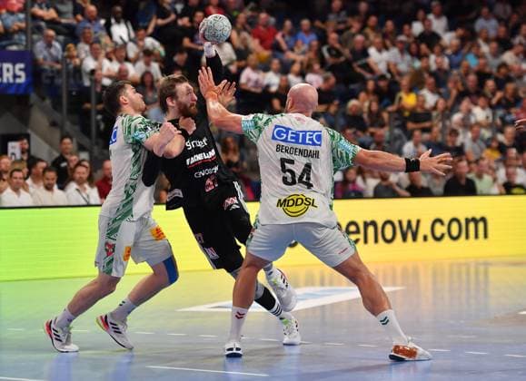 20.09.2025 - Handball - 1. Bundesliga DAIKIN HBL - Saison 2024 2025 - 5. Spieltag: HC Erlangen Metropolregion Nürnberg HCE - SC Magdeburg - OGo - xogox - Elvar Örn Jonsson (19, SC Magdeburg ) Antonio Metzner (27, HC Erlangen HCE ) Oscar Bergendahl (54, SC Magdeburg )