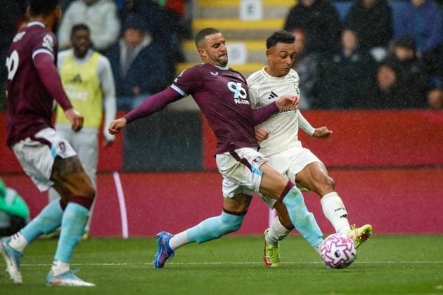 Burnley v Nottingham Forest Premier League Kyle Walker of Burnley and Igor Jesus of Nottingham Forest during the Premier League match at Turf Moor, Burnley UK Newspapers OUT Copyright: xMaxxTomlinsonx FIL-22259-0111