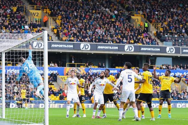 Wolverhampton Wanderers FC v Leeds United FC, Premier League Karl Darlow Of Leeds United makes a vital save to tip the ball over the bar during the Wolverhampton Wanderers FC v Leeds United FC English Premier League match at Molineux Stadium, Wolverhampton, England, United Kingdom on 20 September 2025 Credit: Lee Keuneke Every Second Media Editorial use only. All images are copyright Every Second Media Limited. No images may be reproduced without prior permission. All rights reserved. Premier League and Football League images are subject to licensing agreements with Football DataCo Limited. see https: www.football-dataco.com Copyright: xIMAGO EveryxSecondxMediax ESM-1593-0071 LeexKeunekex xEveryxSecondxMediax
