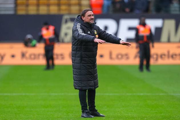 Wolverhampton Wanderers FC v Leeds United FC, Premier League Daniel Farke Manager Of Leeds United celebrates Leeds United win with the fans at full time during the Wolverhampton Wanderers FC v Leeds United FC English Premier League match at Molineux Stadium, Wolverhampton, England, United Kingdom on 20 September 2025 Credit: Lee Keuneke Every Second Media Editorial use only. All images are copyright Every Second Media Limited. No images may be reproduced without prior permission. All rights reserved. Premier League and Football League images are subject to licensing agreements with Football DataCo Limited. see https: www.football-dataco.com Copyright: xIMAGO EveryxSecondxMediax ESM-1593-0073 LeexKeunekex xEveryxSecondxMediax