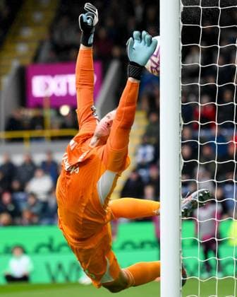 Burnley v Nottingham Forest - Premier League Matz Sels, Nottingham Forest goalkeeper, dives as the ball hits the underside of the bar during the Premier League match between Burnley and Nottingham Forest at Turf Moor in Burnley, England, on September 20, 2025. Burnley Lancashire United Kingdom  Copyright: xMIxNewsx originalFilename:fletcher-burnleyv250920_npfsp.jpg