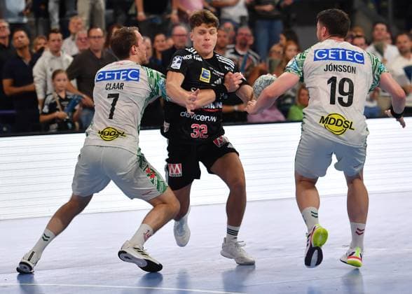 20.09.2025 - Handball - 1. Bundesliga DAIKIN HBL - Saison 2024 2025 - 5. Spieltag: HC Erlangen Metropolregion Nürnberg HCE - SC Magdeburg - OGo - xogox - Felix Claar (7, SC Magdeburg ) Maxsim Lochman (32, HC Erlangen HCE ) Elvar Örn Jonsson (19, SC Magdeburg )