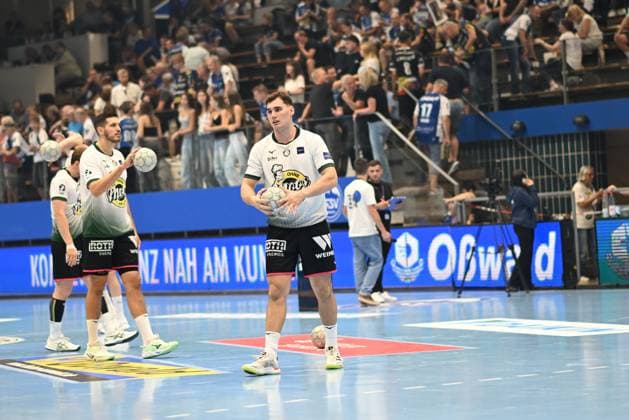 RECORD DATE NOT STATED Josip Simic (5; HSG Wetzlar) und Stefan Cavor (77; HSG Wetzlar) wärmen sich auf dem Spielfeld auf DAIKIN Handball: ThSV-Eisenach gegen HSG Wetzlar 20.09.2025 Copyright: xJoshuaxHildebrandtx