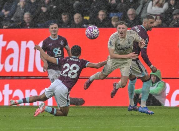 20th September 2025; Turf Moor, Burnley, Lancashire, England; Premier League Football, Burnley versus Nottingham Forest; Elliot Anderson of Nottingham Forest an Hannibal Mejbri of Burnley clash and fall to the pitch  LeexDurkin