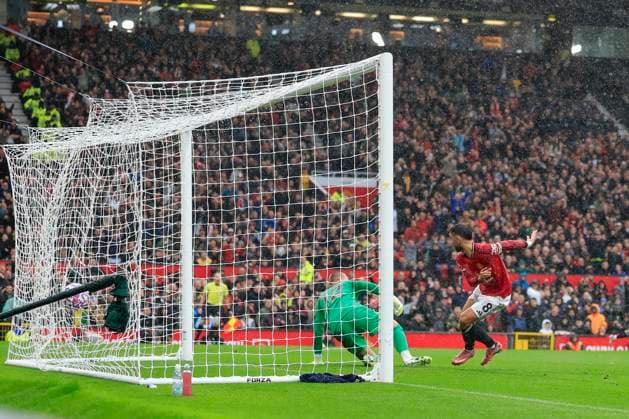 Manchester United, ManU v Chelsea Premier League 20 09 2025. Bruno Fernandes (8) of Manchester United scores to make it 1-0 during the Premier League match between Manchester United and Chelsea at Old Trafford, Manchester, England on 20 September 2025. Manchester Old Trafford Greater Manchester England Editorial use only DataCo restrictions apply See www.football-dataco.com , Copyright: xConorxMolloyx PSI-22864-0034