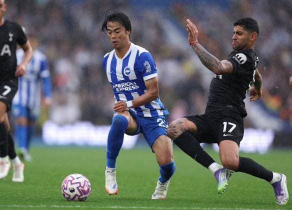 Brighton and Hove, England, 20th September 2025. Kaoru Mitoma of Brighton and Hove Albion and Cristian Romero of Tottenham Hotspur challenge for the ball during the Brighton and Hove Albion vs Tottenham Hotspur Premier League match at the AMEX Stadium, Brighton and Hove. Picture credit should read: Paul Terry Sportimage EDITORIAL USE ONLY. No use with unauthorised audio, video, data, fixture lists, club league logos or live services. Online in-match use limited to 120 images, no video emulation. No use in betting, games or single club league player publications. SPI_044_PT_Brighton_Tottenham SPI-4150-0044