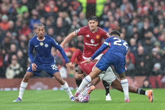 Premier League Manchester United, ManU v Chelsea Patrick Dorgu of Manchester United is tackled by Reece James of Chelsea during the Premier League match Manchester United vs Chelsea at Old Trafford, Manchester, United Kingdom, 20th September 2025 (Photo by Mark Cosgrove News Images) Manchester Old Trafford Greater Manchester United Kingdom Copyright: xMarkxCosgrove NewsxImagesx