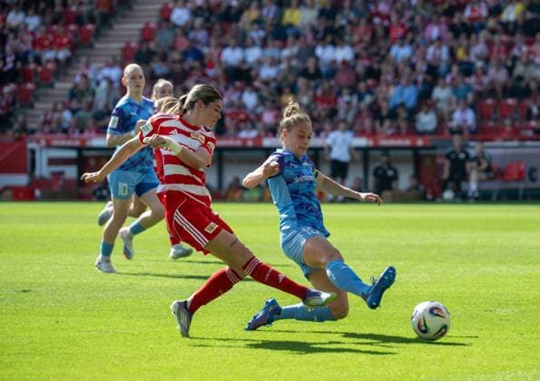 Fußball, Frauen, Saison 2025 2026, Google Pixel Frauen-Bundesliga (3. Spieltag), 1. FC Union Berlin - SGS Essen, v. l. Eileen Campbell (1. Frauen 1. FC Union), Jacqueline Meißner, 20.09. 2025, Copyright: xMatthiasxKochx