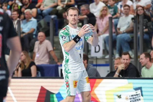 20.09.2025, xgox, Handball - Daikin HBL, HC Erlangen - SC Magdeburg emspor, v.l. Lukas Mertens (Magdeburg, 22) am Ball, plays the ball Nuernberg