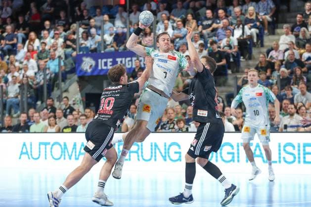 20.09.2025, xgox, Handball - Daikin HBL, HC Erlangen - SC Magdeburg emspor, v.l. Florian Scheerer (Erlangen, 10), Felix Claar (Magdeburg, 7), Christoph Steinert (Erlangen, 44) Zweikampf, Duell, Kampf, tackle Nuernberg