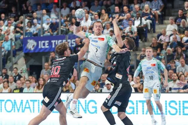20.09.2025, xgox, Handball - Daikin HBL, HC Erlangen - SC Magdeburg emspor, v.l. Florian Scheerer (Erlangen, 10), Felix Claar (Magdeburg, 7), Christoph Steinert (Erlangen, 44) Zweikampf, Duell, Kampf, tackle Nuernberg