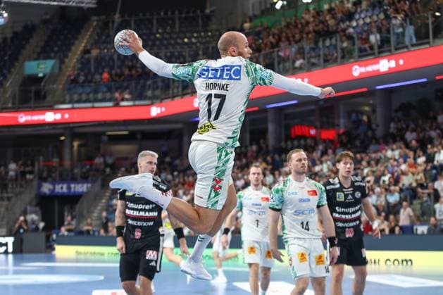 20.09.2025, xgox, Handball - Daikin HBL, HC Erlangen - SC Magdeburg emspor, v.l. Tim Hornke (Magdeburg, 17) wirft Tor, Torschuetze, erzielt Tor, Treffer, scores the goal Nuernberg