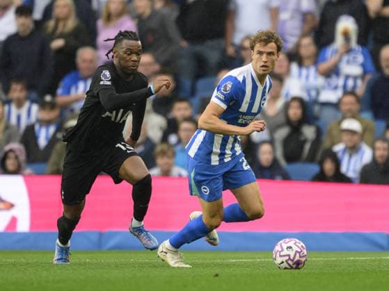 Brighton, England, September 20 2025: Brighton & Hove Albion s Mats Wieffer (right) Tottenham Hotspur s Destiny Udogie (left) during the Premier League match between Brighton and Tottenham at the American Express Amex Stadium. (Photo by David Horton Sports Press Photo) Copyright: xDavidxHorton SportsxPressxPhotox Sportspressphoto_SPR29056