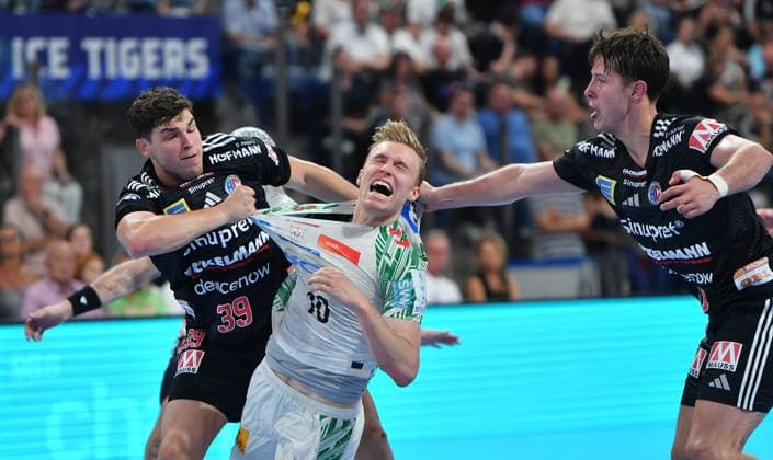 20.09.2025 - Handball - 1. Bundesliga DAIKIN HBL - Saison 2024 2025 - 5. Spieltag: HC Erlangen Metropolregion Nürnberg HCE - SC Magdeburg - OGo - xogox - Tobias Buck (39, HC Erlangen HCE ) Gisli Thorgeir Kristjansson (10, SC Magdeburg )