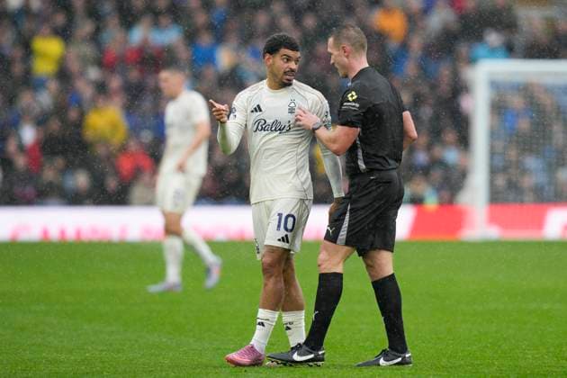 Burnley v Nottingham Forest, Burnley, UK - 20 Sep 2025 Morgan Gibbs-White of Nottingham Forest speaks with referee Thomas Bramall during the Premier League match between Burnley and Nottingham Forest at Turf Moor, Burnley on 20 September 2025 ( Burnley Turf Moor Burnley England Copyright: xStevexFlynn PPAUKx PPA-216164