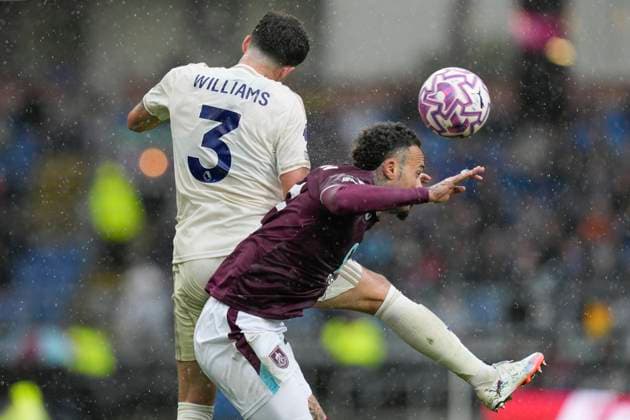Burnley v Nottingham Forest, Burnley, UK - 20 Sep 2025 Neco Williams of Nottingham Forest competes for a header with Quilindschy Hartman of Burnley during the Premier League match between Burnley and Nottingham Forest at Turf Moor, Burnley on 20 September 2025 ( Burnley Turf Moor Burnley England Copyright: xStevexFlynn PPAUKx PPA-216167