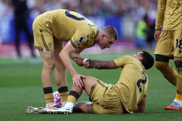 West Ham United v Crystal Palace 20 September 1998 London - Premier League Football - West Ham United v Crystal Palace - Adam Wharton of Crystal Palace checks on injured colleague Daniel Munoz - (Photo by Mark Leech). London UK Copyright: xMarkxLeechxOffside
