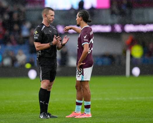 Burnley v Nottingham Forest, Burnley, UK - 20 Sep 2025 Referee Thomas Bramall speaks with Hannibal Mejbri of Burnley during the Premier League match between Burnley and Nottingham Forest at Turf Moor, Burnley on 20 September 2025 ( Burnley Turf Moor Burnley England Copyright: xStevexFlynn PPAUKx PPA-216183