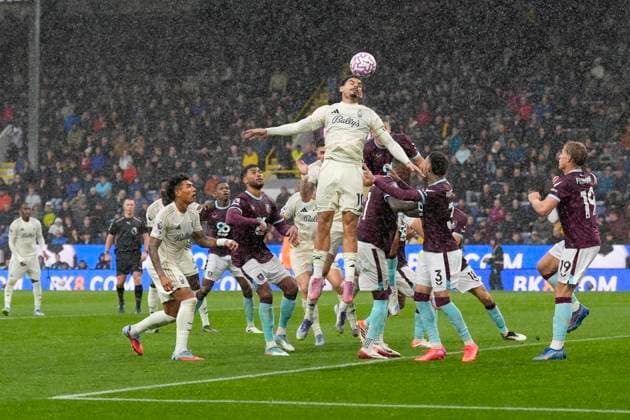 Burnley v Nottingham Forest, Burnley, UK - 20 Sep 2025 Morgan Gibbs-White of Nottingham Forest flicks a header during the Premier League match between Burnley and Nottingham Forest at Turf Moor, Burnley on 20 September 2025 ( Burnley Turf Moor Burnley England Copyright: xStevexFlynn PPAUKx PPA-216198