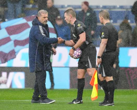 Burnley v Nottingham Forest, Burnley, UK - 20 Sep 2025 Ange Postecoglou, Manager of Nottingham Forest shakes hands wit referee, Tom Bramall after the Premier League match between Burnley and Nottingham Forest at Turf Moor, Burnley on 20 September 2025 ( Burnley Turf Moor Burnley England Copyright: xStevexFlynn PPAUKx PPA-216204