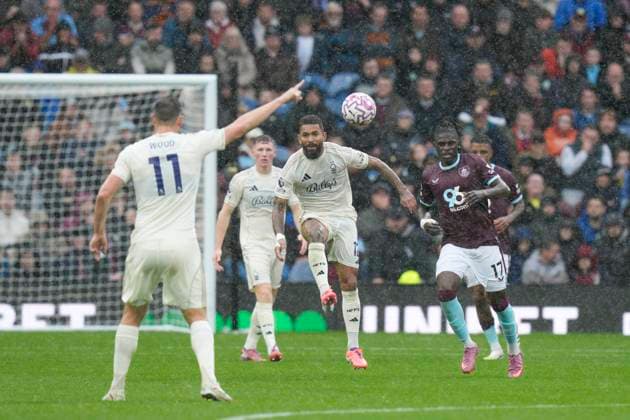 Burnley v Nottingham Forest, Burnley, UK - 20 Sep 2025 Douglas Luiz of Nottingham Forest clears upfield during the Premier League match between Burnley and Nottingham Forest at Turf Moor, Burnley on 20 September 2025 ( Burnley Turf Moor Burnley England Copyright: xStevexFlynn PPAUKx PPA-216213