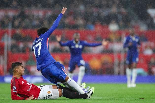 Manchester United, ManU FC v Chelsea FC, Premier League Manchester United midfielder Casemiro (18) tackle on Chelsea midfielder Andrey Santos (17) during the Manchester United FC v Chelsea FC English Premier League match at Old Trafford, Manchester, England, United Kingdom on 20 September 2025 Credit: Phil Duncan Every Second Media Editorial use only. All images are copyright Every Second Media Limited. No images may be reproduced without prior permission. All rights reserved. Premier League and Football League images are subject to licensing agreements with Football DataCo Limited. see https: www.football-dataco.com Copyright: xIMAGO EveryxSecondxMediax ESM-1592-0056 PhilxDuncanx xEveryxSecondxMediax